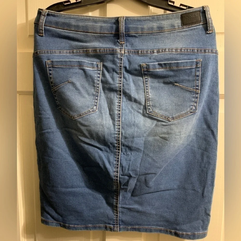 3/$28❤️❤️ Jones NY signature Madison pencil denim skirt with four pockets size8P